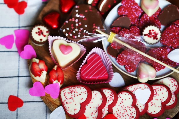 Snoepjes harten chocolade en marsepein voor valentijnsdag Cadeaus voor geliefden