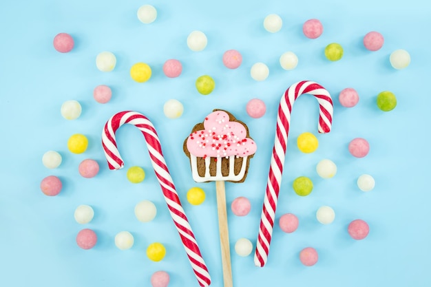 Snoepjes, koekjes en lolly's op een blauwe achtergrond Sweet Christmas Canes Bovenaanzicht kopieerruimte