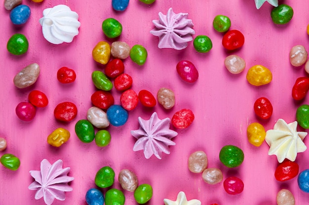 Snoepjes op een roze tafel. Valentijnsdag. Hartvormige snoepjes.