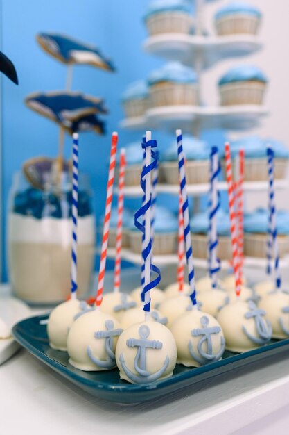 Foto snoepjes op een verjaardagsfeestje van een jongen cake cupcakes snoep op blauwe achtergrond