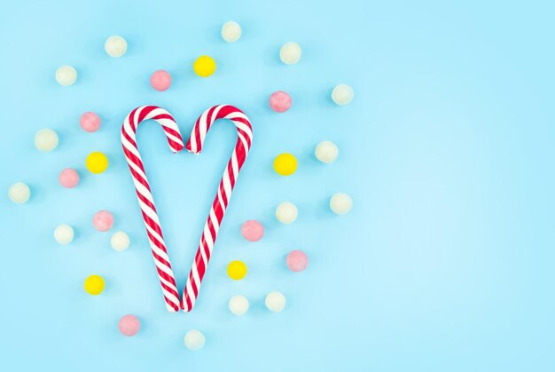 Snoepjes, snoepjes en lolly's op een blauwe achtergrond Kerststokken liefje Bovenaanzicht kopieerruimte