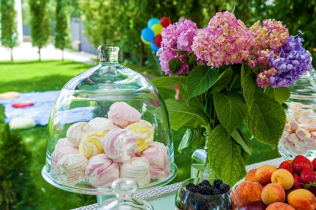 Snoepreep met fruit, bessen en marshmallows voor een feestje. feestelijke tafel met zoete en fruitige hapjes