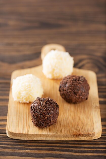 Snoeptruffels brigadeiro met chocolade en kokosnoot op een houten tafel traditionele Braziliaanse zoetigheden