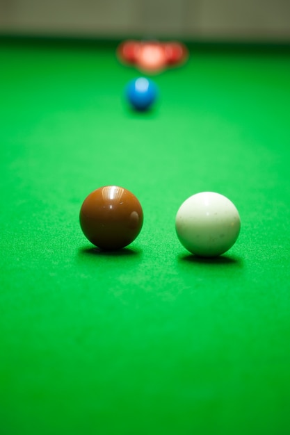 Foto sfere di snooker su un tavolo.