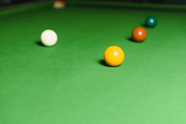 Snookerballen op een groene tafel