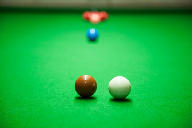 Foto snookerballen op een tafel.