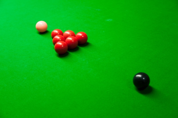 Snookerballen op een tafel.