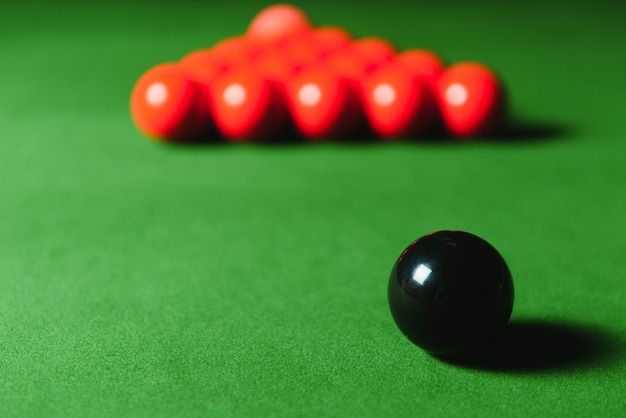 Snookerballen op groen oppervlak, ondiepe scherptediepte