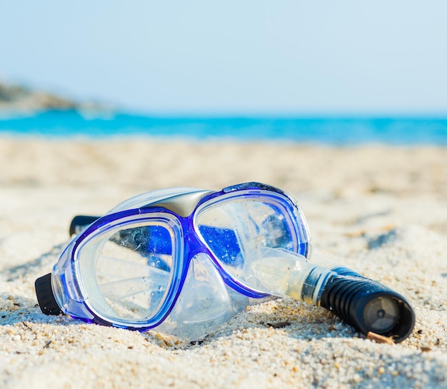 Snorkel en masker op het strand