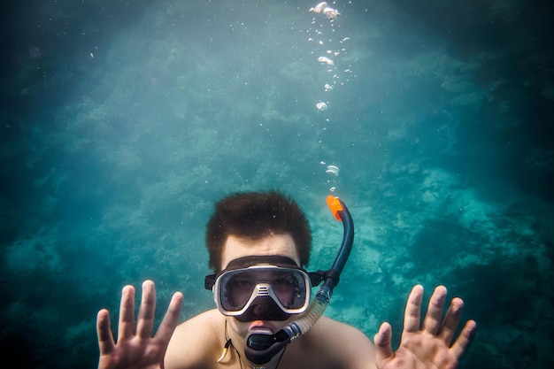 Snorkelaar duiken zwemmen onder water.