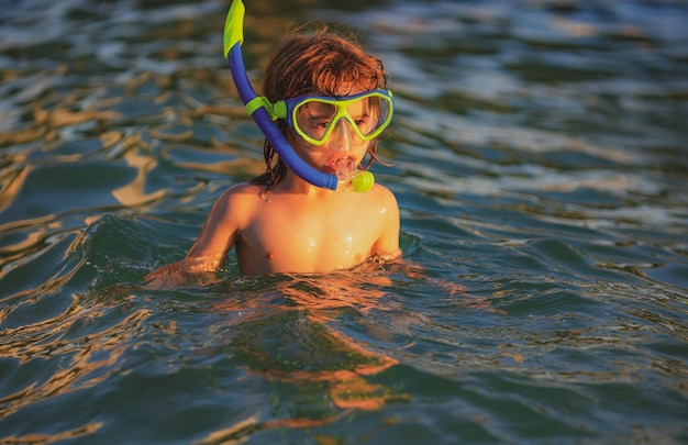 Snorkelen zwemmen. Kind duikt in het water. Extreem sportconcept. Kinderen zomervakantie. Duik uitrusting.