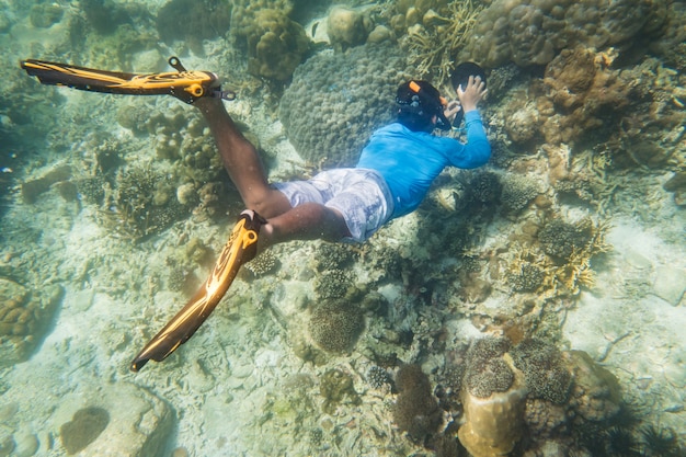 Snorkelende duiker