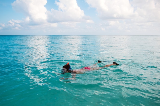 Snorkeling nell'oceano indiano maldive