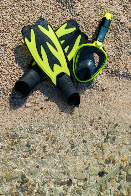 Snorkelmasker met flippers op zeestrand