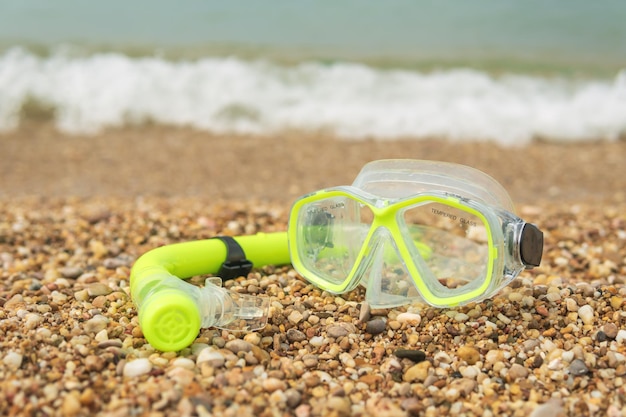 Snorkelmasker op een strand