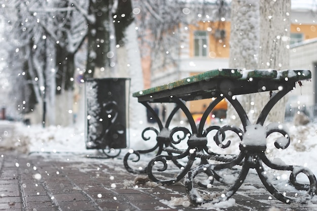 Снежная скамейка зимний тротуар