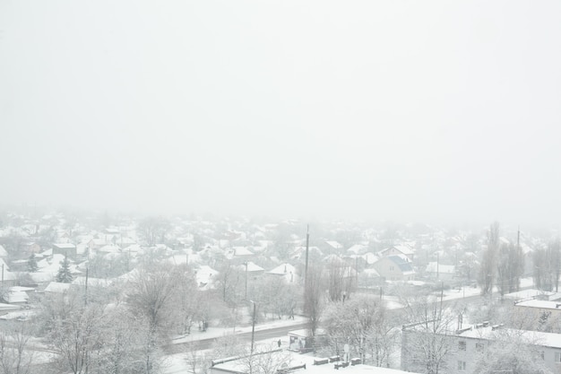 小さな町での吹雪。すべてが白い雪で覆われています。