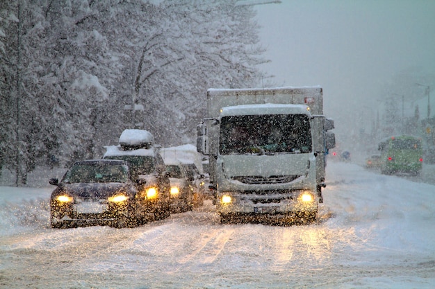 도로에 눈 재해, 폭설로 도로 교통이 제한되었습니다. 고속도로에서 눈보라와 강설량 겨울 날씨입니다.