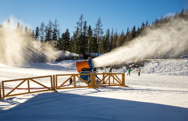 Cannone da neve in azione