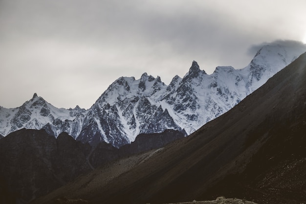 Снежные массивы горных вершин в Каракорумском хребте на закате