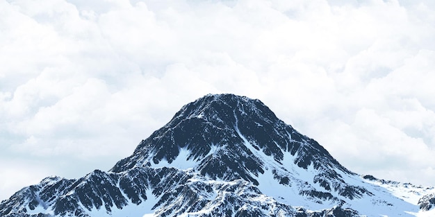 雪をかぶった山の頂上山の景色の背景雲と空の3dイラスト