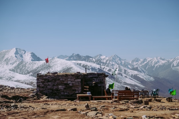 Catena montuosa innevata. passaggio di babusar, pakistan.