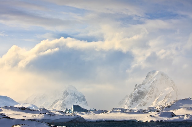 남극 대륙에 눈 덮인 산