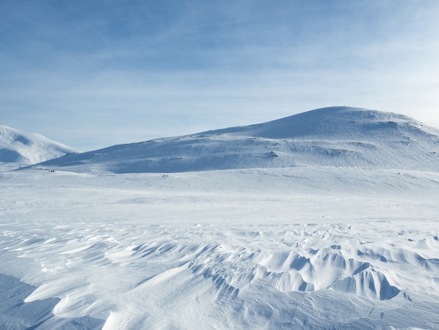 写真 ノルウェーの雪をかぶった山々