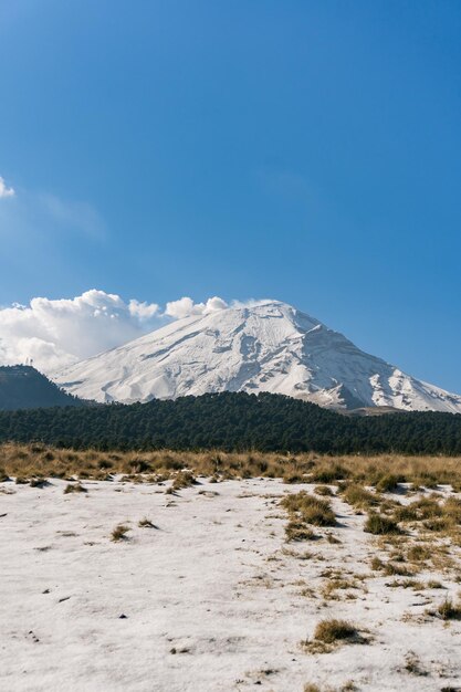 Photo snow capped popocatepetl volcano with blue sky