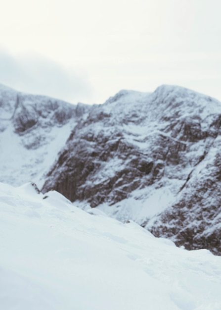 Foto montagna innevata del ben nevis