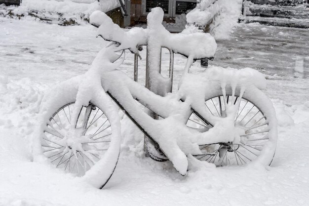Foto biciclette coperte di neve parcheggiate
