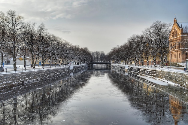 写真 冬の間空に向かって雪で覆われた橋