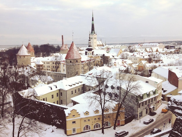 Снежные здания в городе