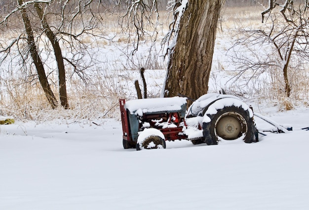 Photo snow covered car on field