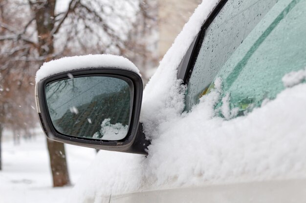 雪に覆われた車のサイドミラー