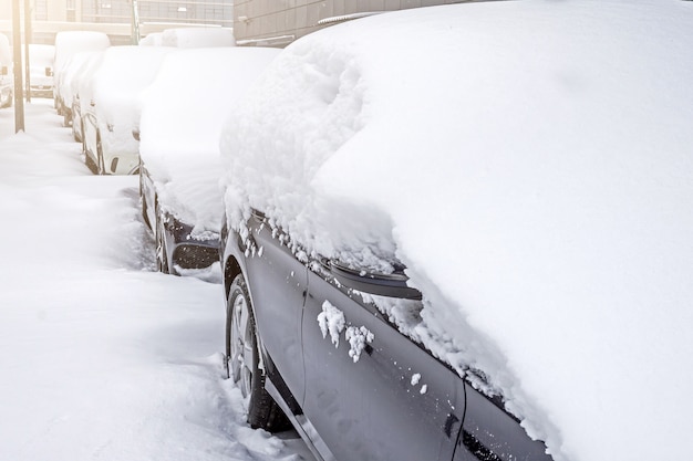 駐車場の雪に覆われた車