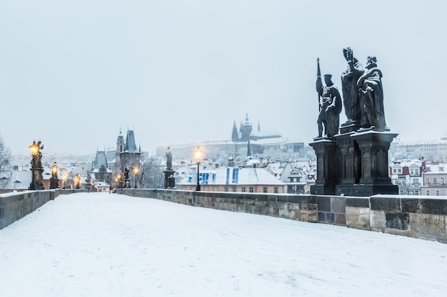 Заснеженный Карлов мост в Праге