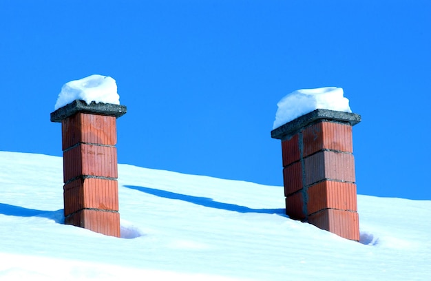 雪で覆われた煙突