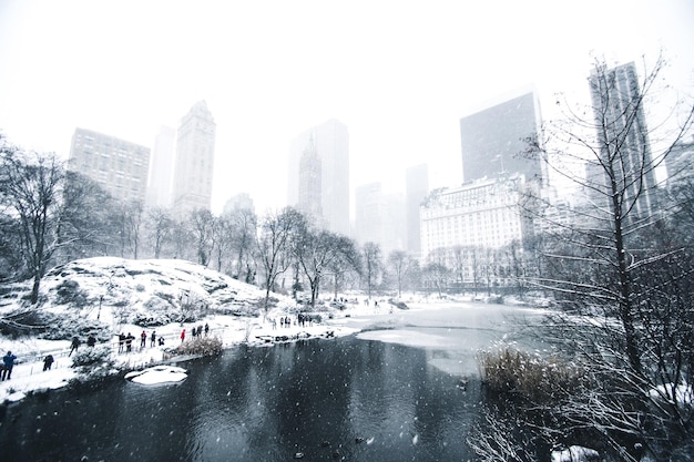 写真 冬の間空を背景に雪に覆われた都市景色