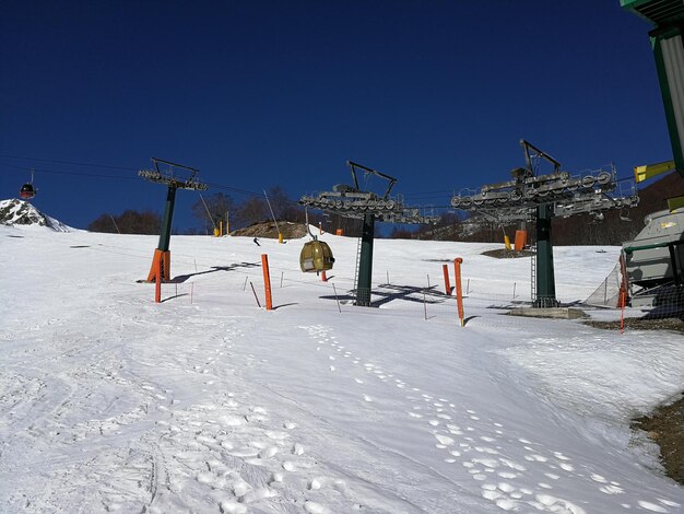 写真 澄んだ青い空に照らされた雪の野原