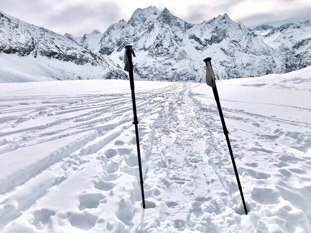 Foto campo coperto di neve contro la montagna