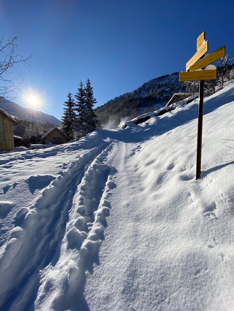 Foto campo coperto di neve contro il cielo