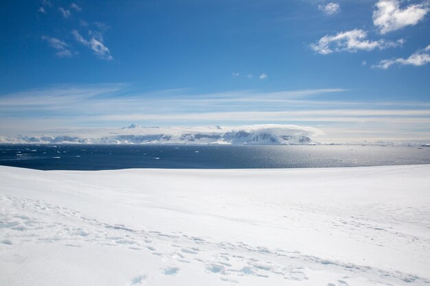 Photo snow covered field against sky