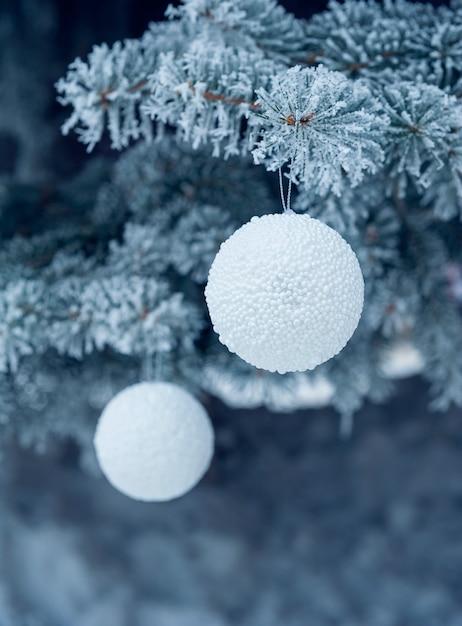 雪に覆われたおもちゃのボールとモミの木