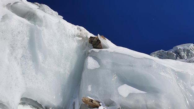 写真 雪で覆われた氷河