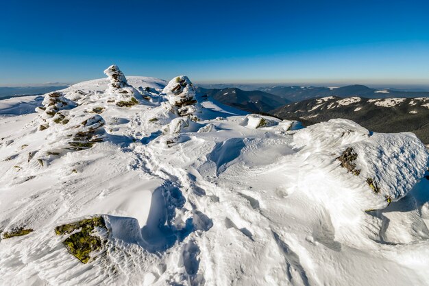 Заснеженные холмы в зимних горах.
