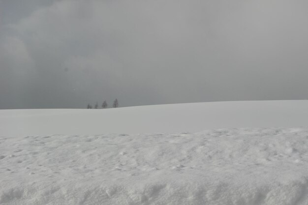 Photo snow covered land against sky