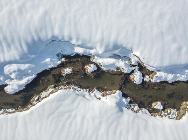 Foto terra coperta di neve contro il cielo