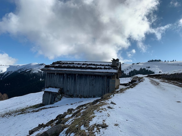 Foto terra coperta di neve contro il cielo