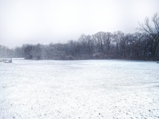 Photo snow covered landscape against clear sky